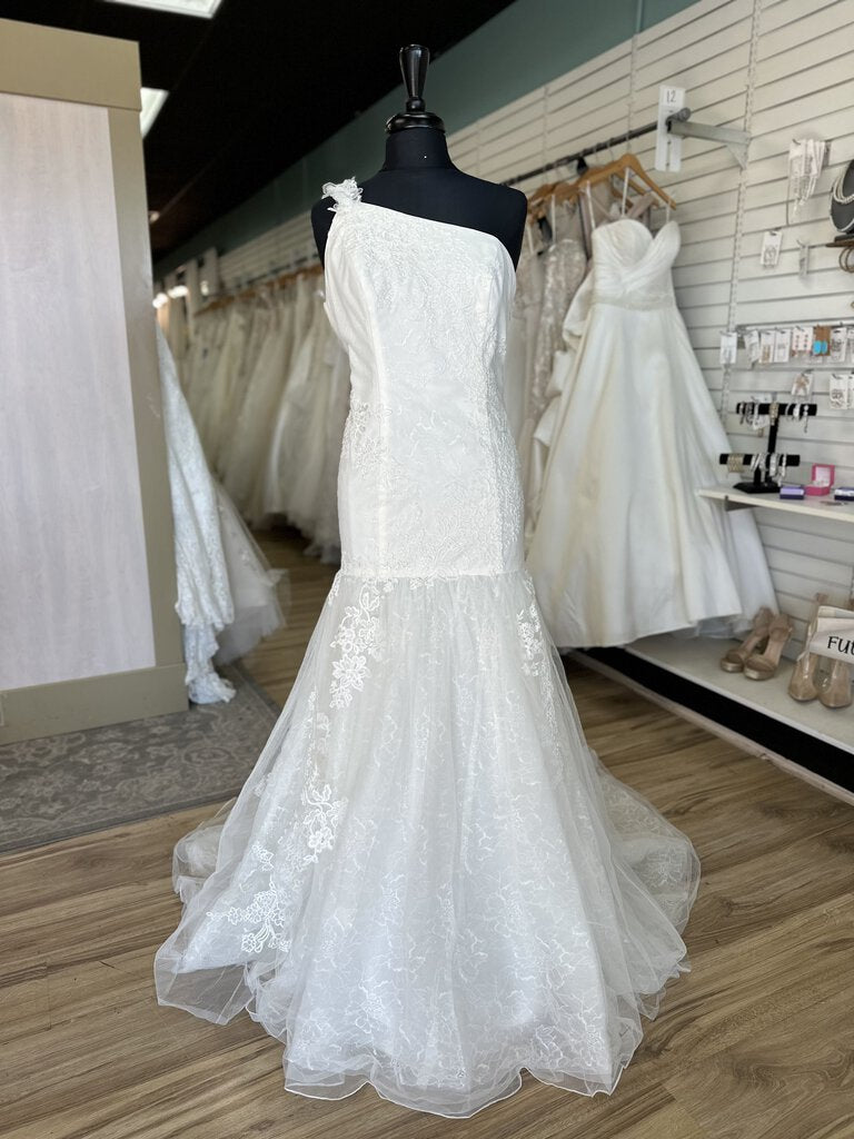 Vera Wang Ivory Soft Tulle/Lace Oneshoulder Bridal Gown 12