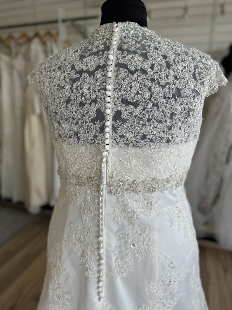 Ivory Lace A-Line Capped Sleeve Wedding Gown 24W