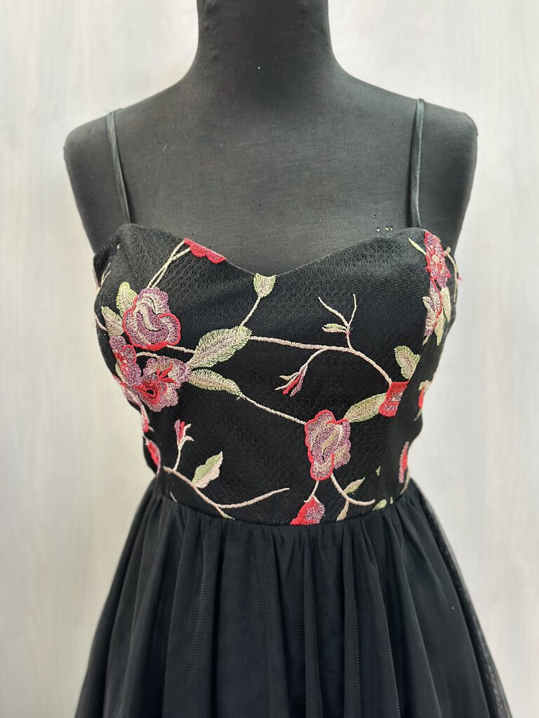 Black/Red Floral Brocade Homecoming Dress Medium Black/Red Floral Brocade Homecoming Dress Medium