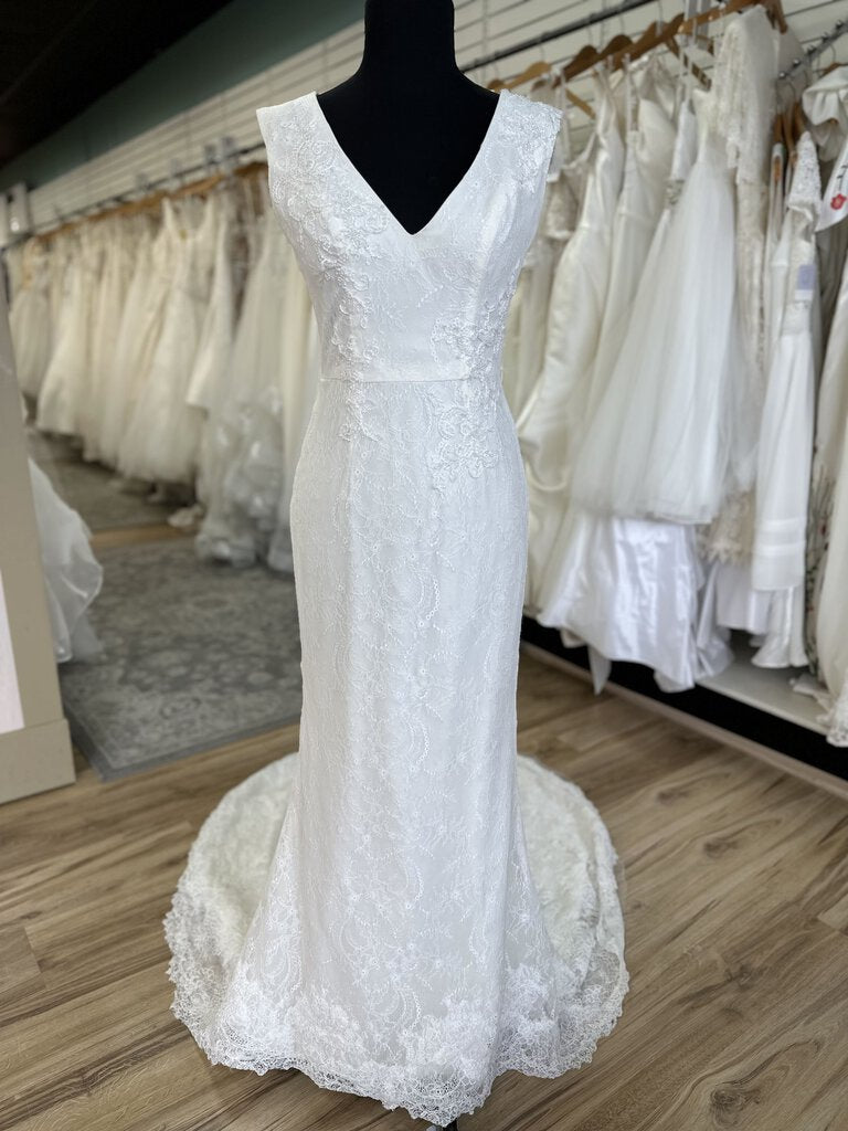Vera Wang Lace V-Neck Wedding Dress 4
