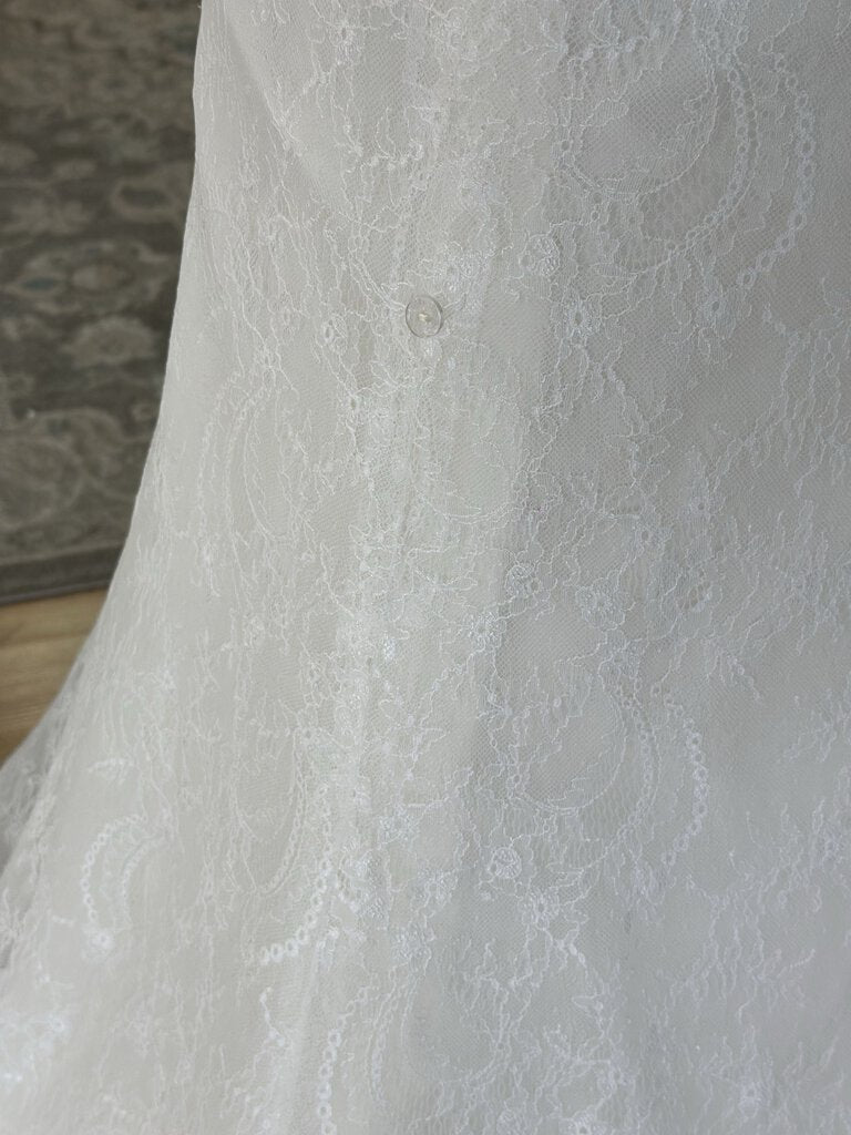 Vera Wang Lace V-Neck Wedding Dress 4