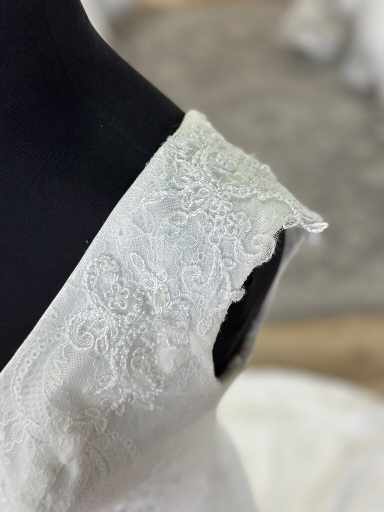 Vera Wang Lace V-Neck Wedding Dress 4