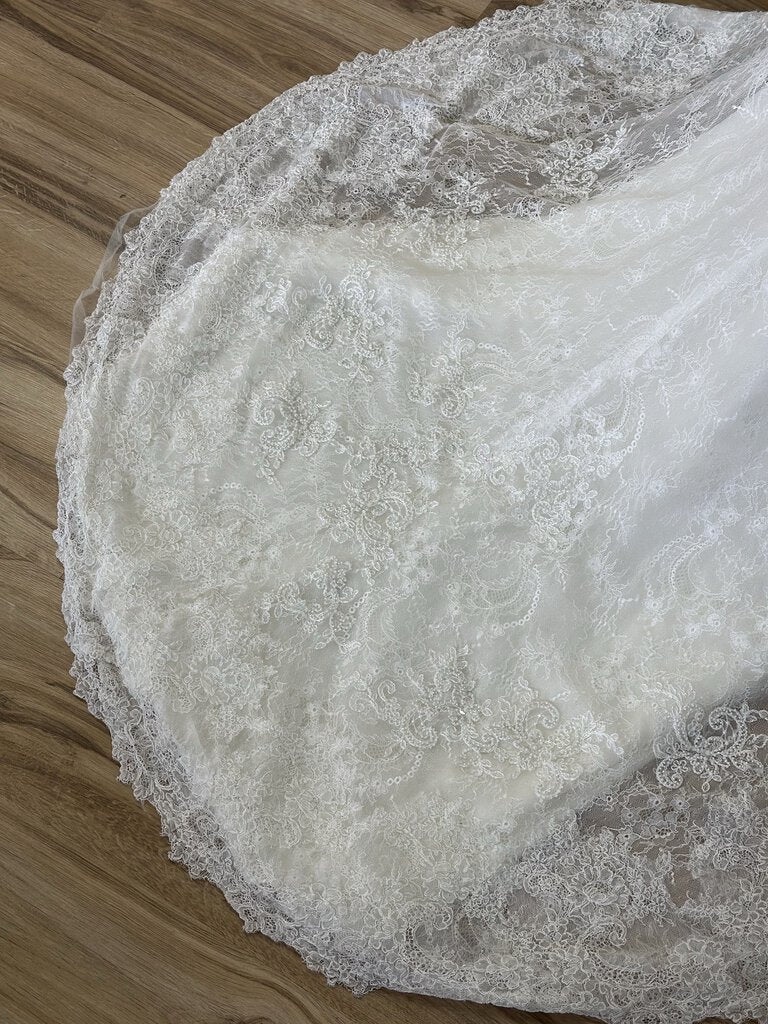 Vera Wang Lace V-Neck Wedding Dress 4