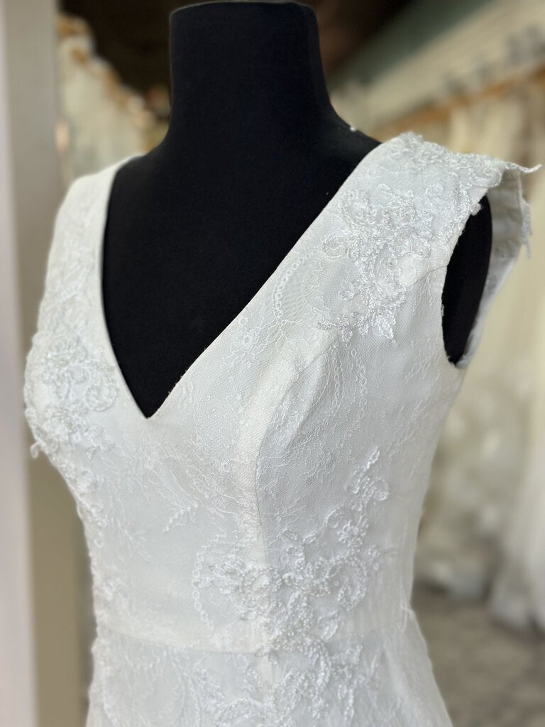 Vera Wang Lace V-Neck Wedding Dress 4