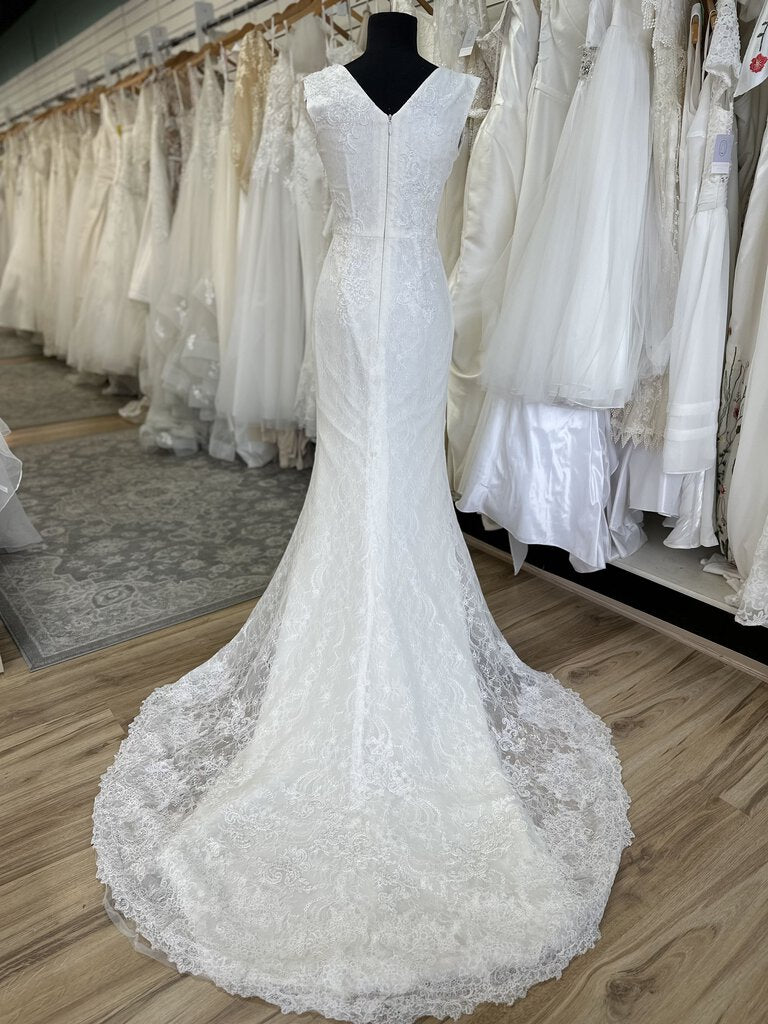 Vera Wang Lace V-Neck Wedding Dress 4