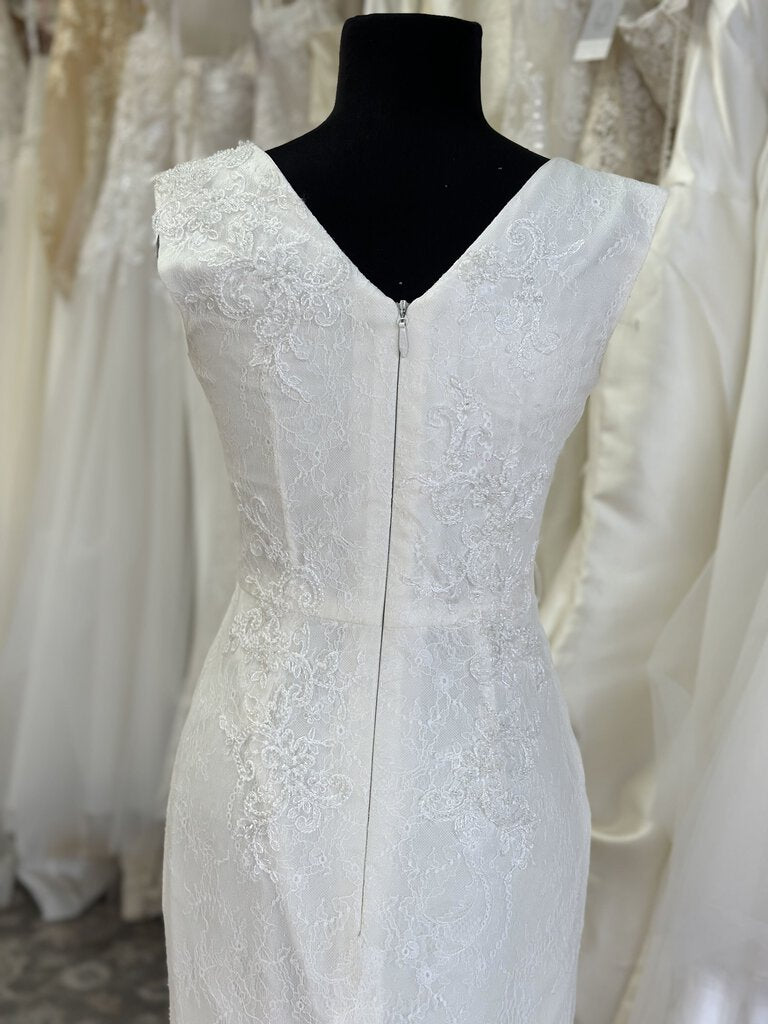 Vera Wang Lace V-Neck Wedding Dress 4