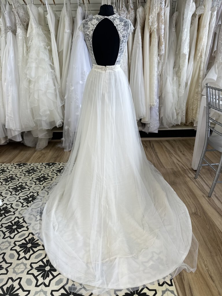 Ivy and Astor Ivory Tulle/Lace Capped Sleeve Gown 10