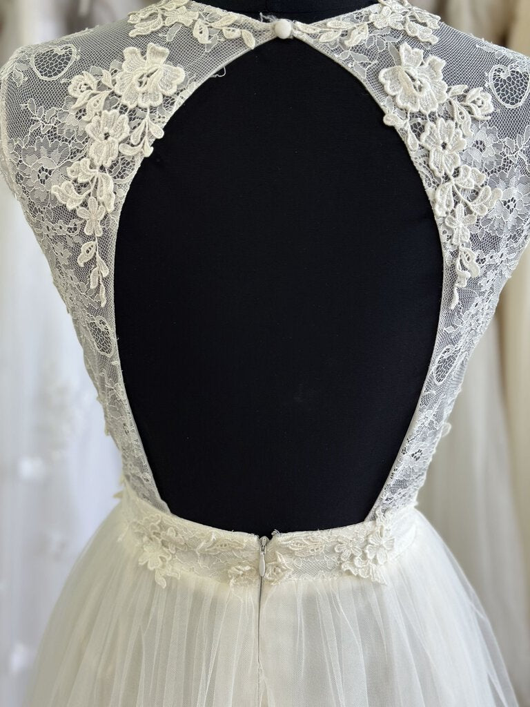 Ivy and Astor Ivory Tulle/Lace Capped Sleeve Gown 10