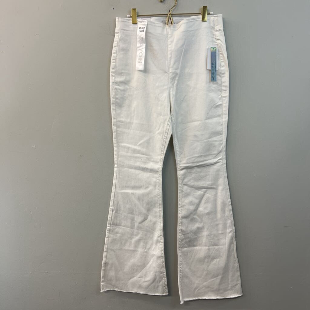 Tinseltown White High Rise Flare Pull On Jeans 11