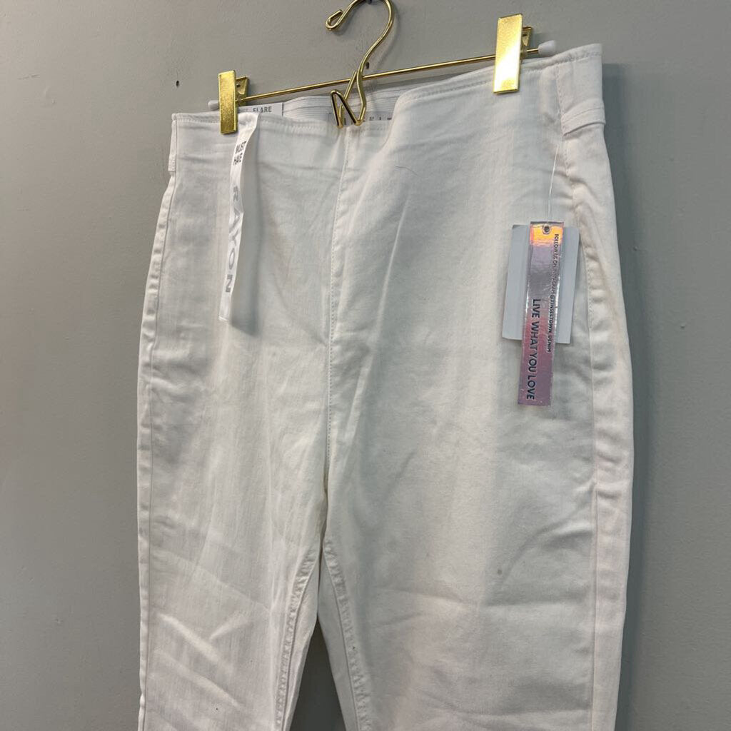 Tinseltown White High Rise Flare Pull On Jeans 11