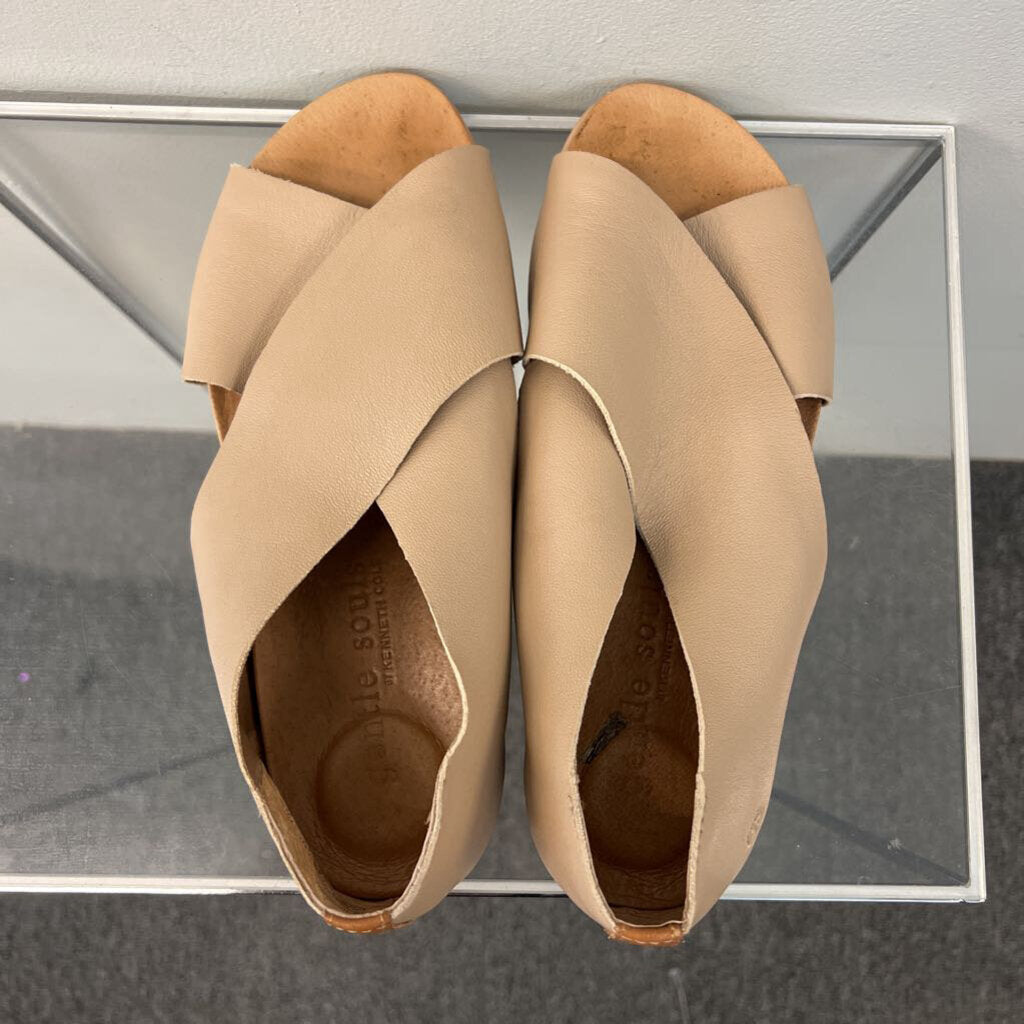 Gentle Souls by Kenneth Cole Beige Leather Lainey Flat Sandals 8