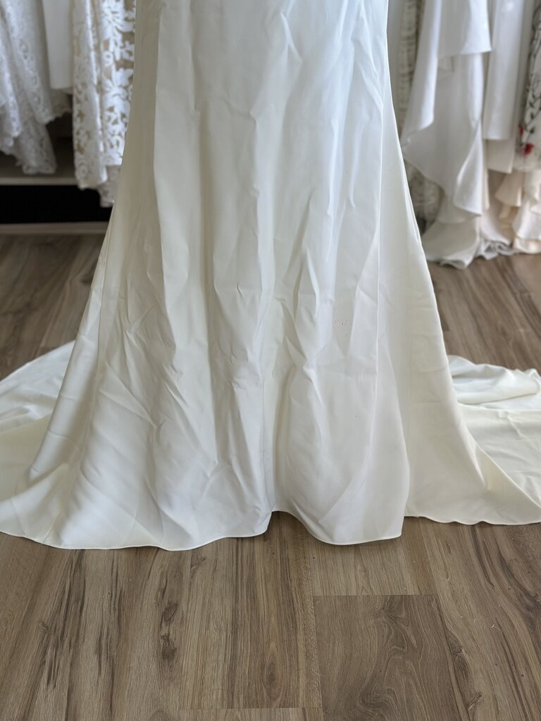 Ivory Fitted Crepe Bridal Gown 16/18