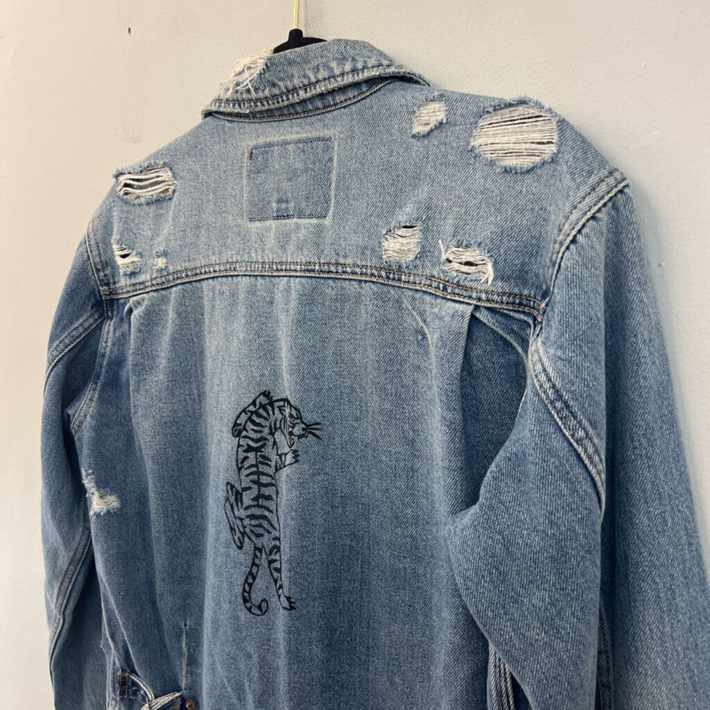 American Eagle Medium Wash Distressed Tiger Back Denim Jacket Extra Small