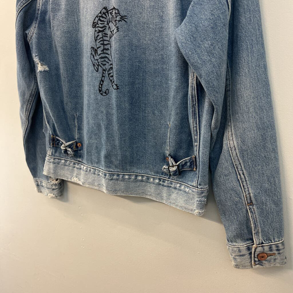 American Eagle Medium Wash Distressed Tiger Back Denim Jacket Extra Small