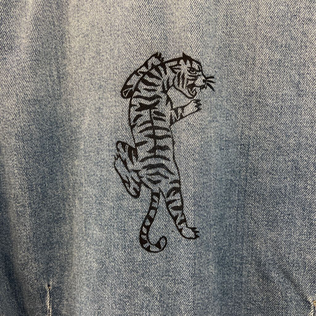 American Eagle Medium Wash Distressed Tiger Back Denim Jacket Extra Small