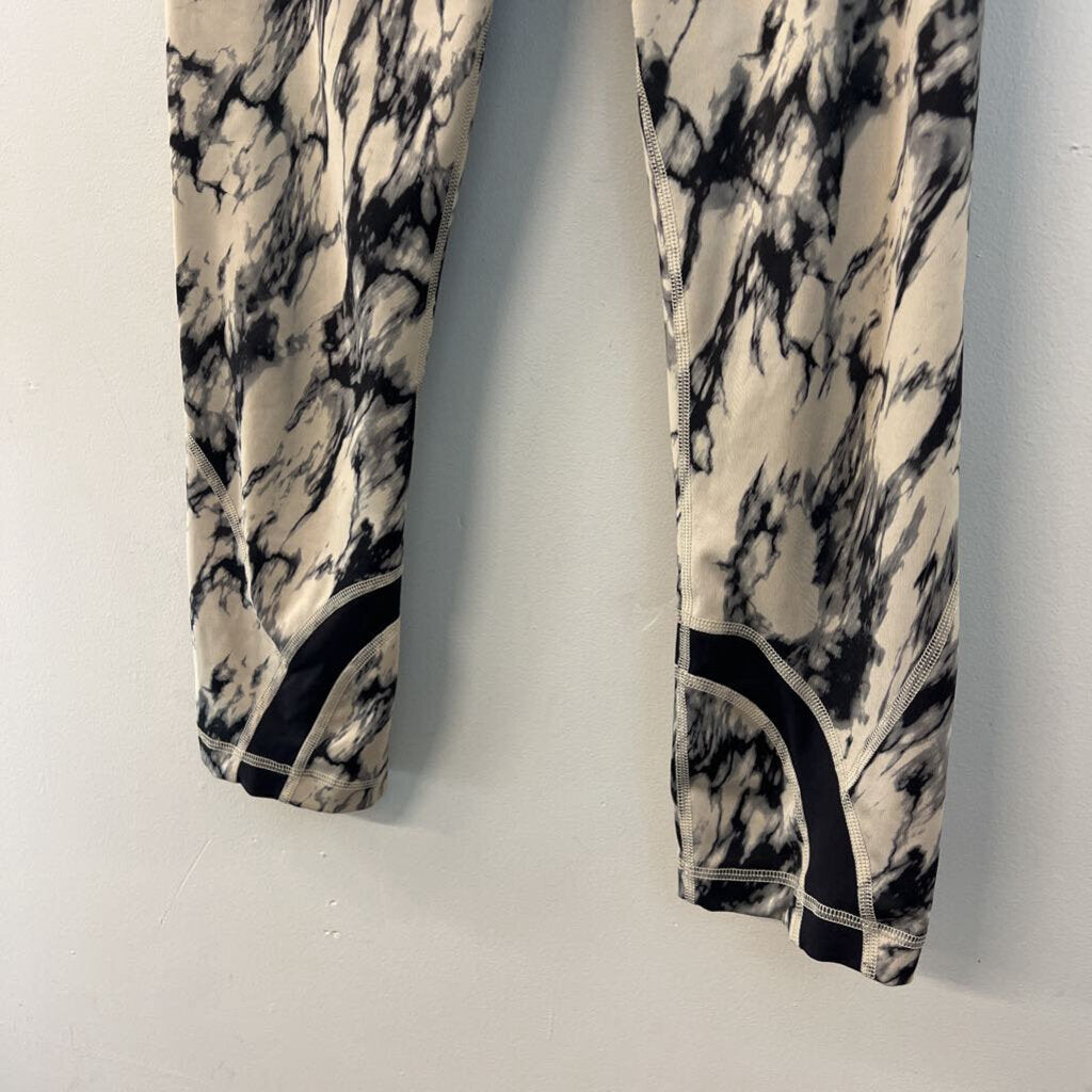 Lululemon Black/ Beige Print Cropped Leggings 6