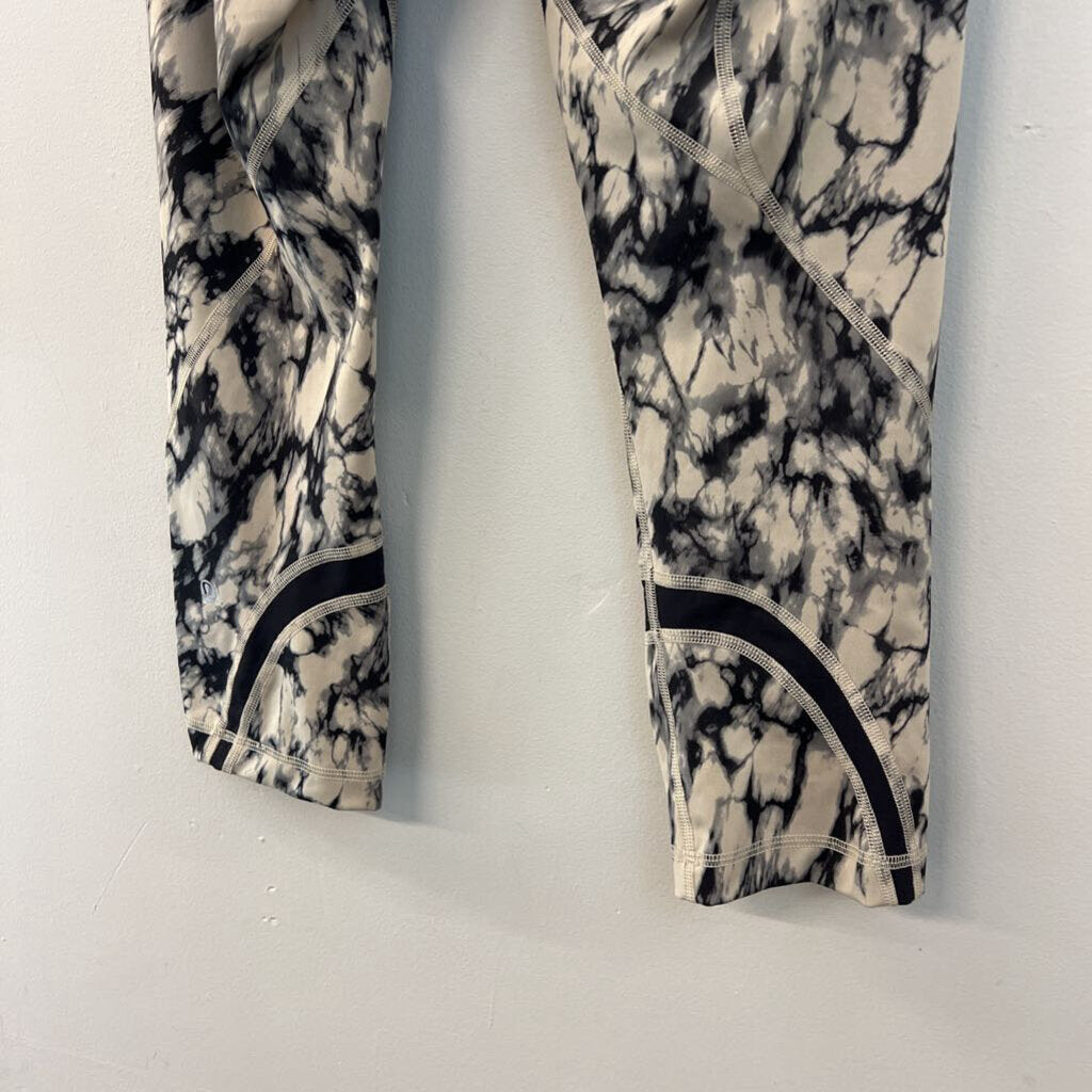 Lululemon Black/ Beige Print Cropped Leggings 6