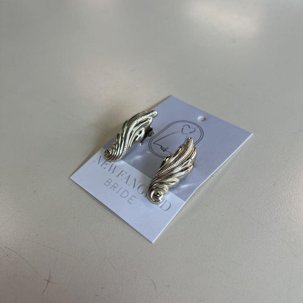 Vintage Scalloped Clip On Earrings