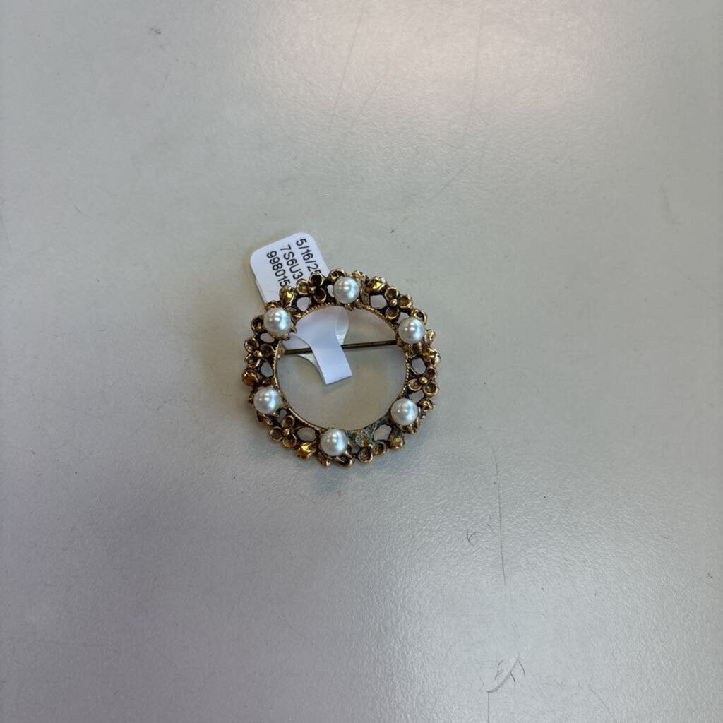 Vintage Gold Pearl Wreath Pin