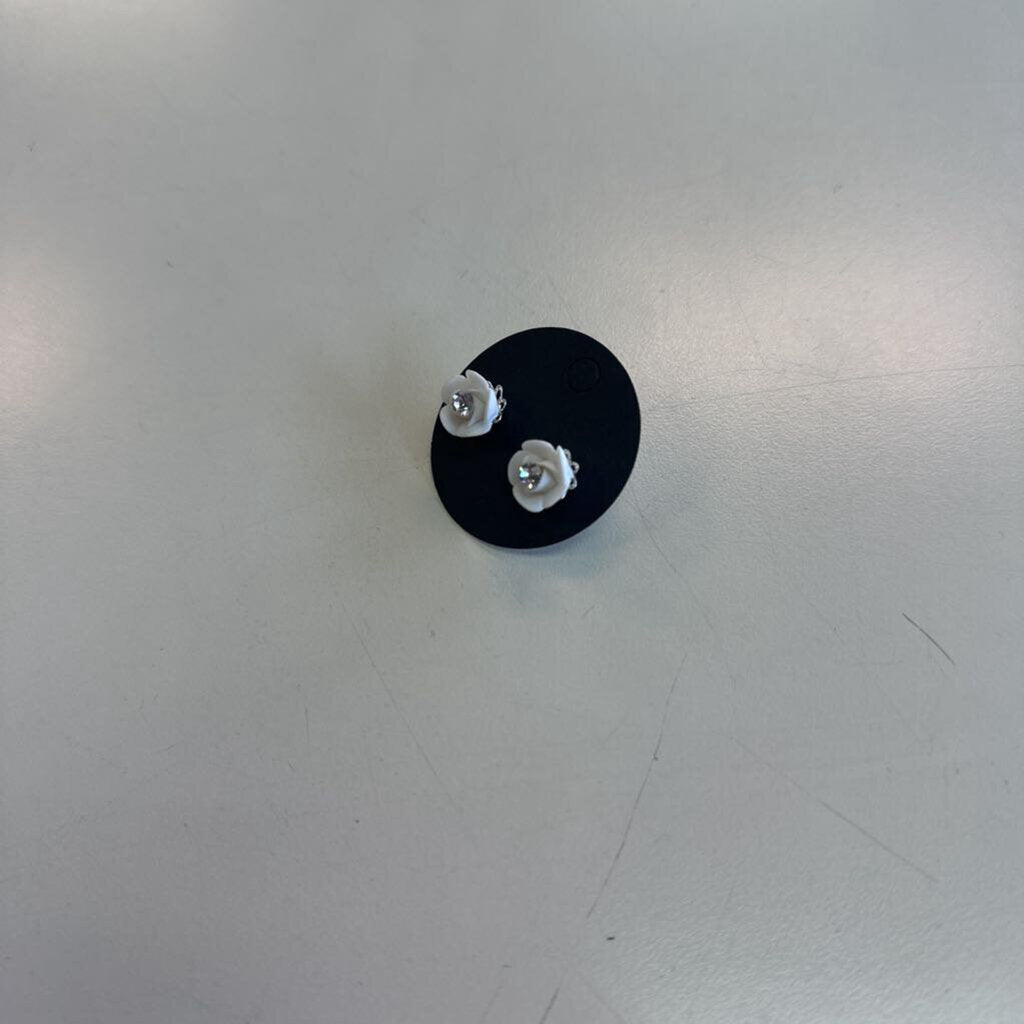 Marionat White Flower Stud Earrings