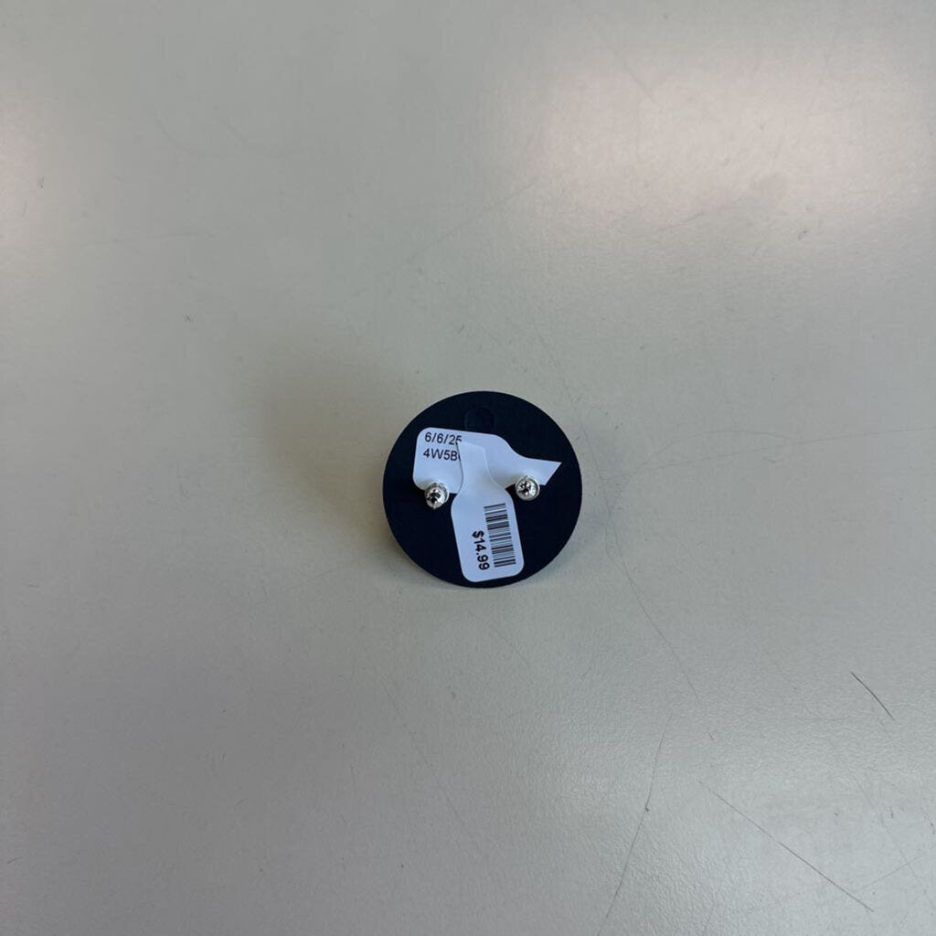 Marionat White Flower Stud Earrings