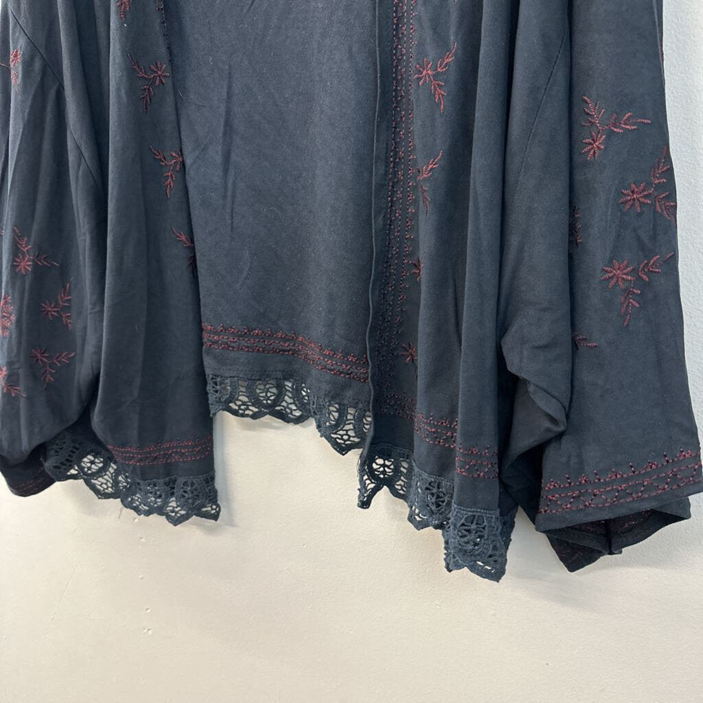 POL Black/ Burgundy Embroidered Flower Open Front Kimono Top Medium