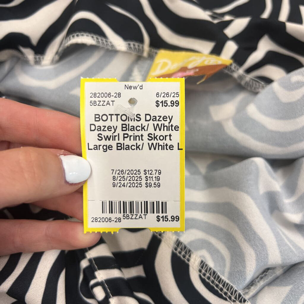 Dazey Black/ White Swirl Print Skort Large