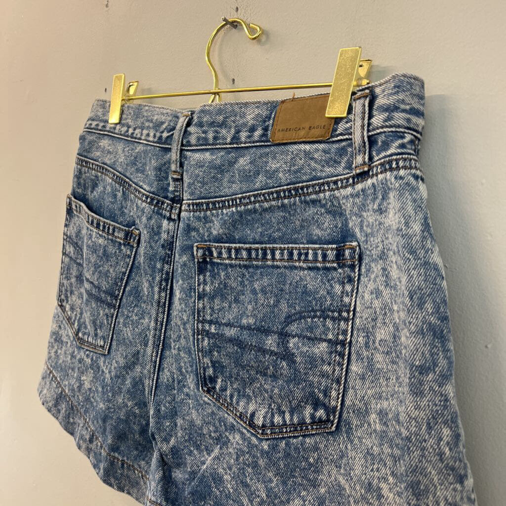 American Eagle Medium Wash Denim Mom Shorts 6