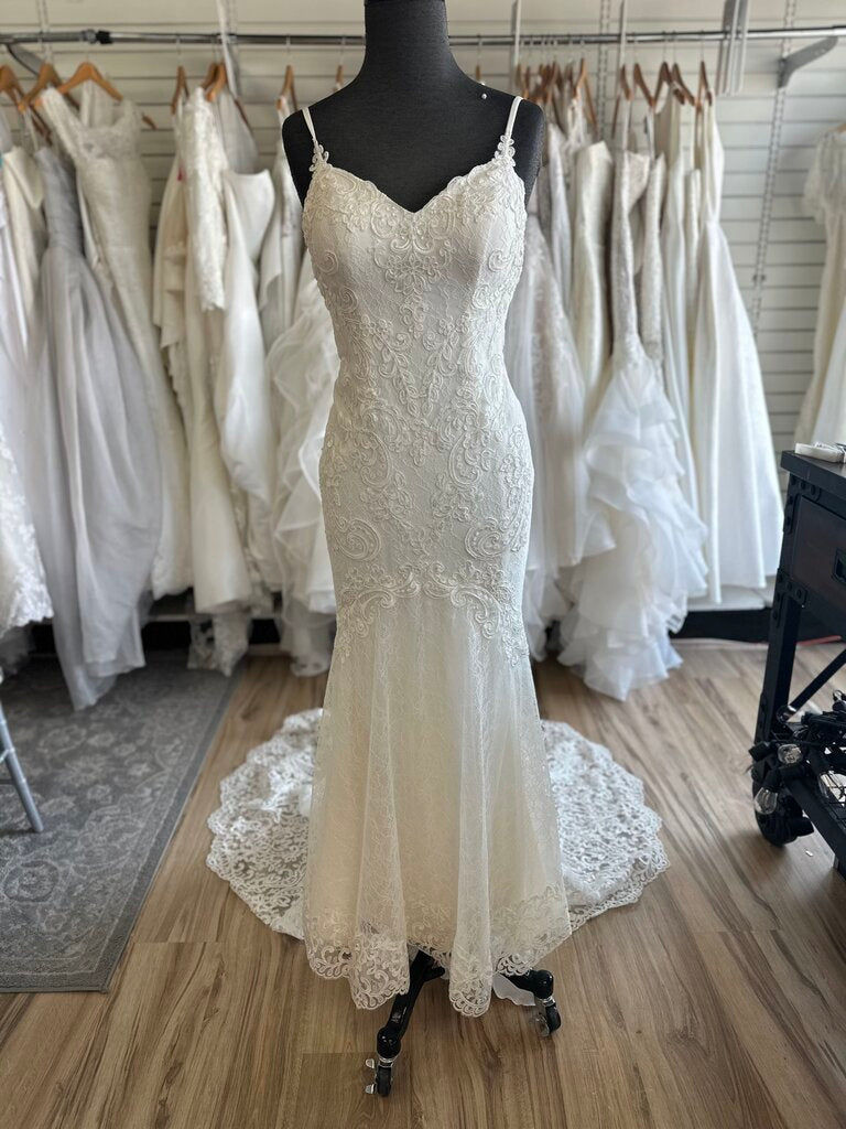Essense of Australia Ivory Lace Bridal Gown 10