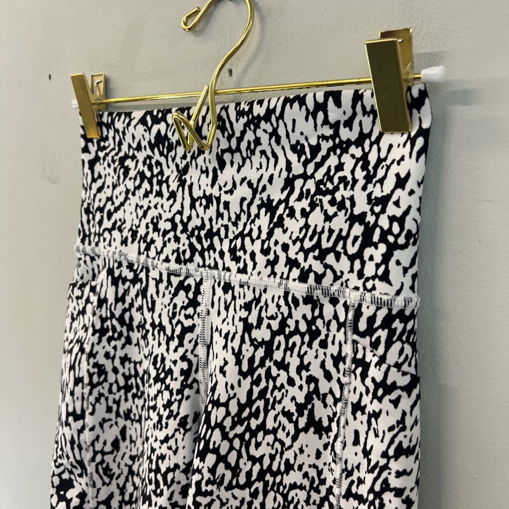 Athleta White/ Black Print Biker Shorts Extra Small