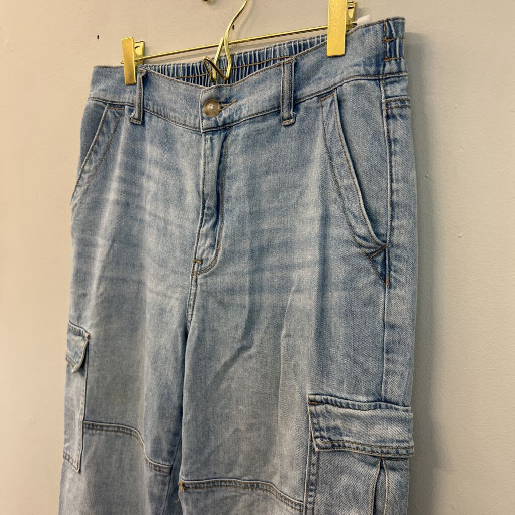 American Eagle Light Wash Denim Cargo Jogger Jeans 8