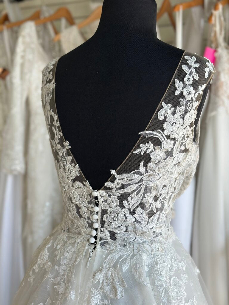 Ivory Lace Bodice/Sequin Detail Wedding Gown 8