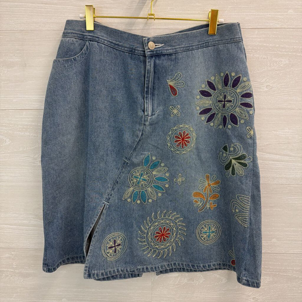 Clio II Light Wash Embroidered Flower Denim Skirt Large