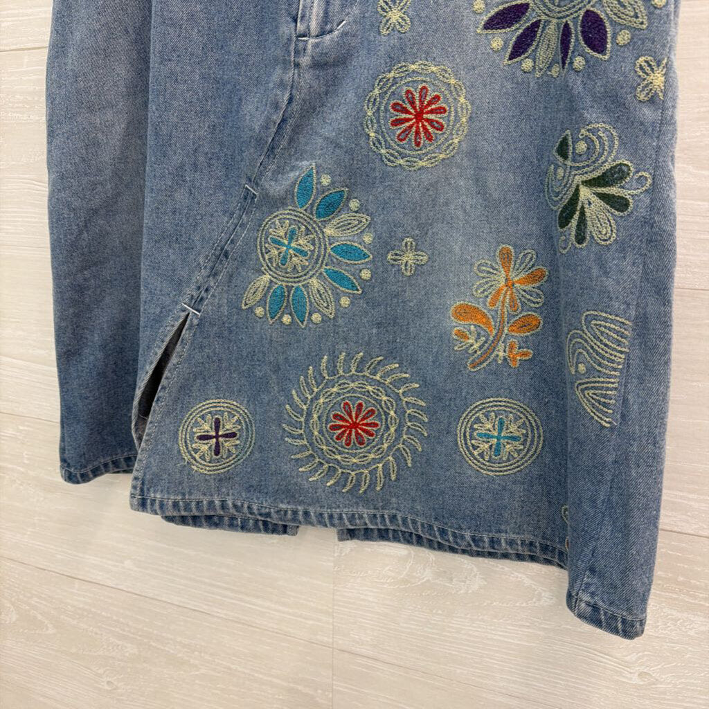 Clio II Light Wash Embroidered Flower Denim Skirt Large