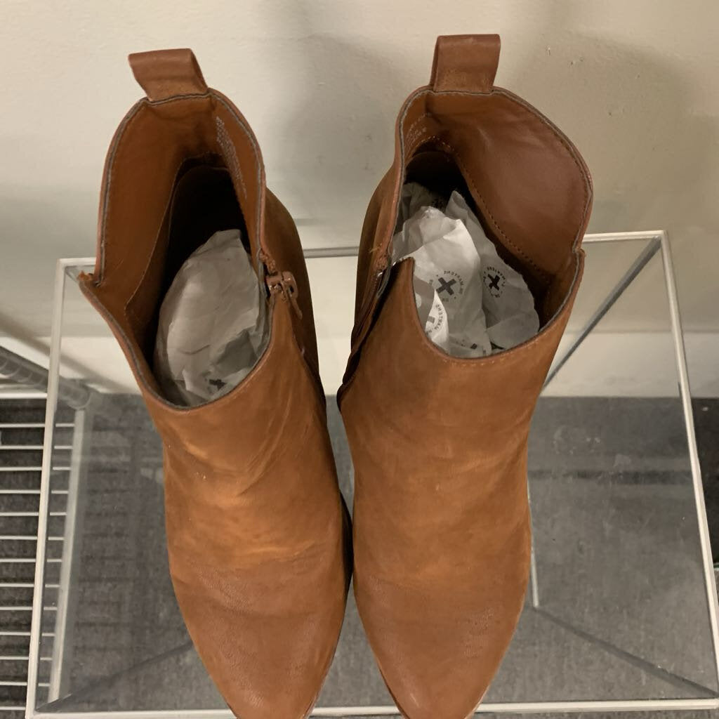 MIA Brown Patton Ankle Boots 8