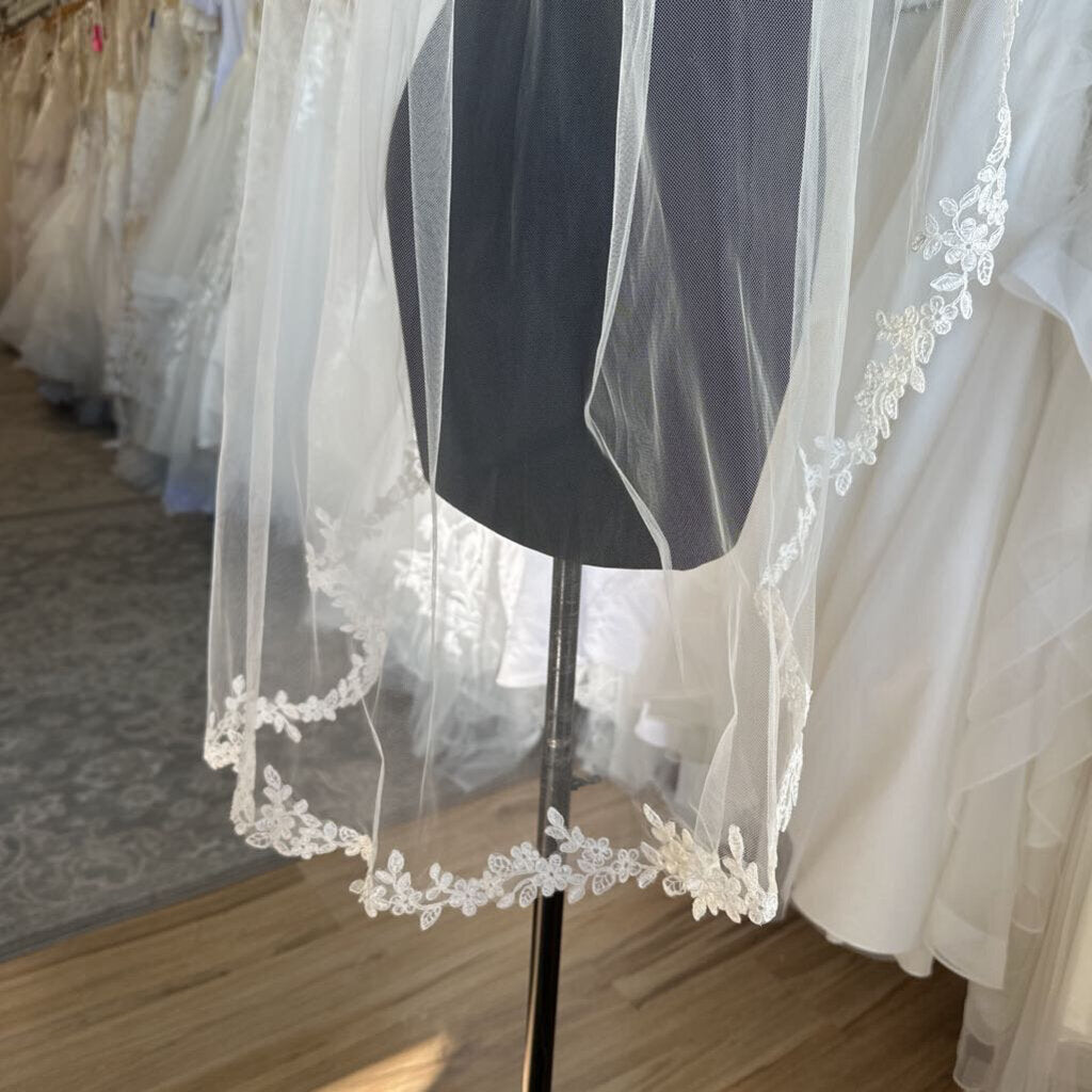 Lace Edge Fingertip Length Veil