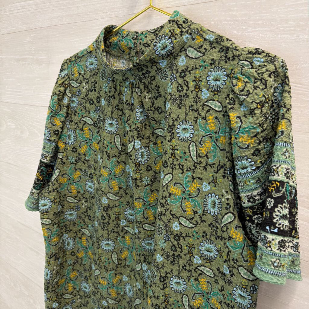 Green Printed Mock Neck Shortsleeve Top Large