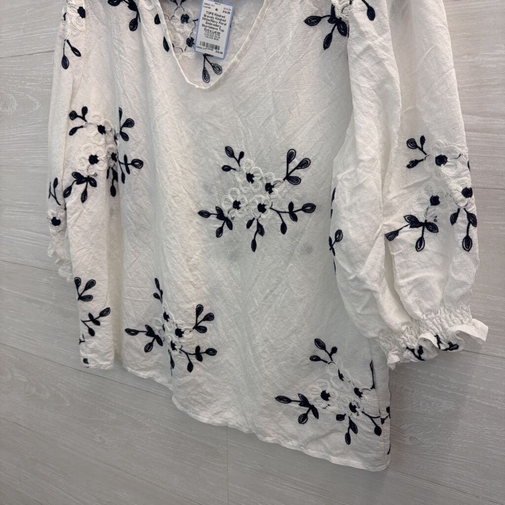 Kindred White/Navy Floral Embroidery Shortsleeve Top Extra Large