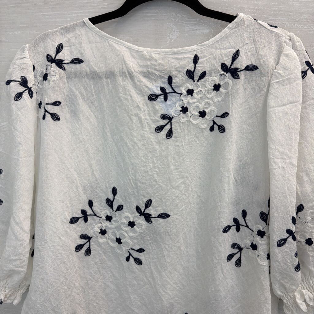 Kindred White/Navy Floral Embroidery Shortsleeve Top Extra Large
