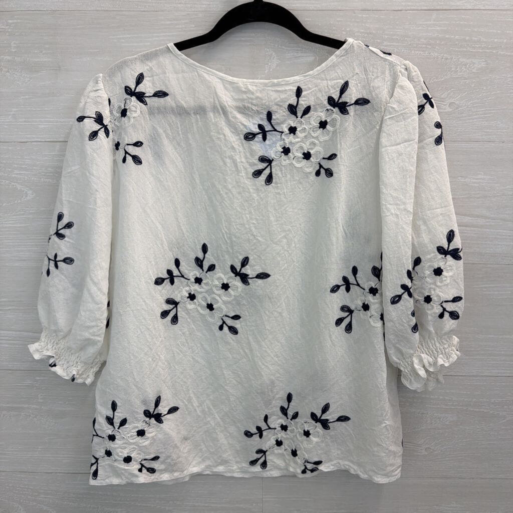 Kindred White/Navy Floral Embroidery Shortsleeve Top Extra Large