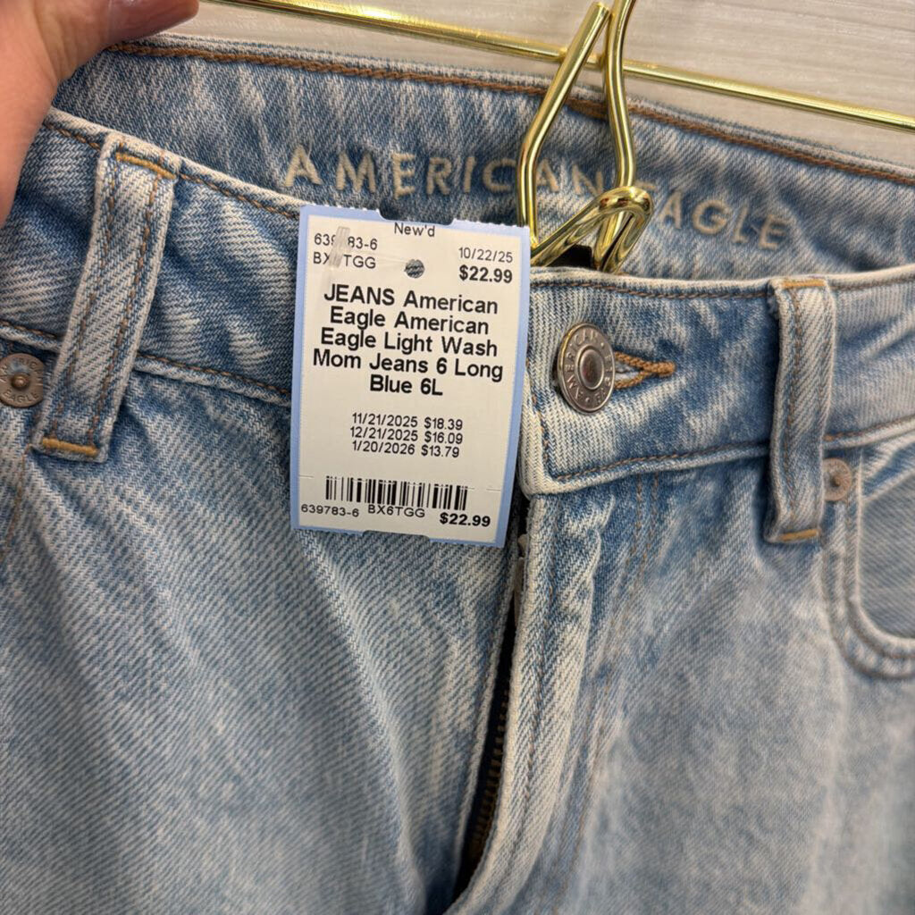 American Eagle Light Wash Mom Jeans 6 Long