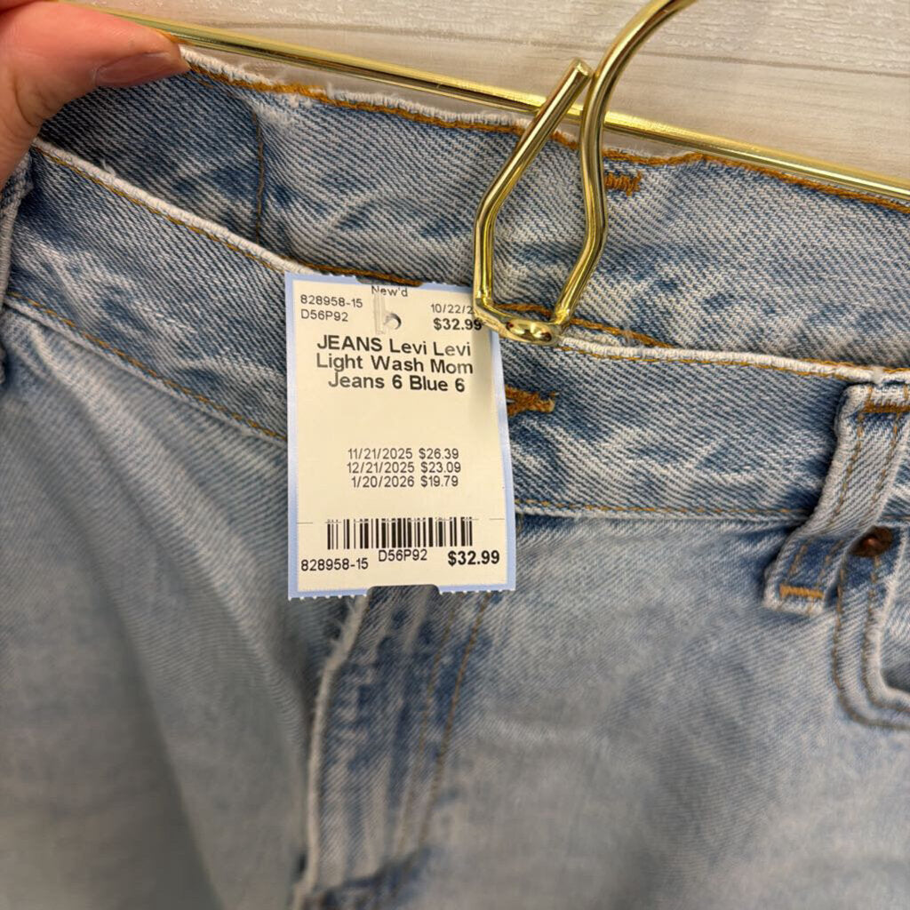 Levi Light Wash Mom Jeans 6