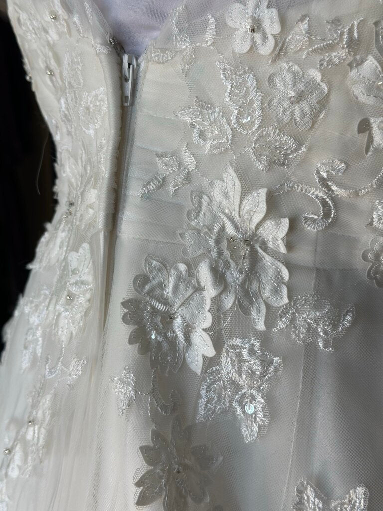 David's Bridal Ivory Floral Lace V Neck A Line Bridal Gown 8