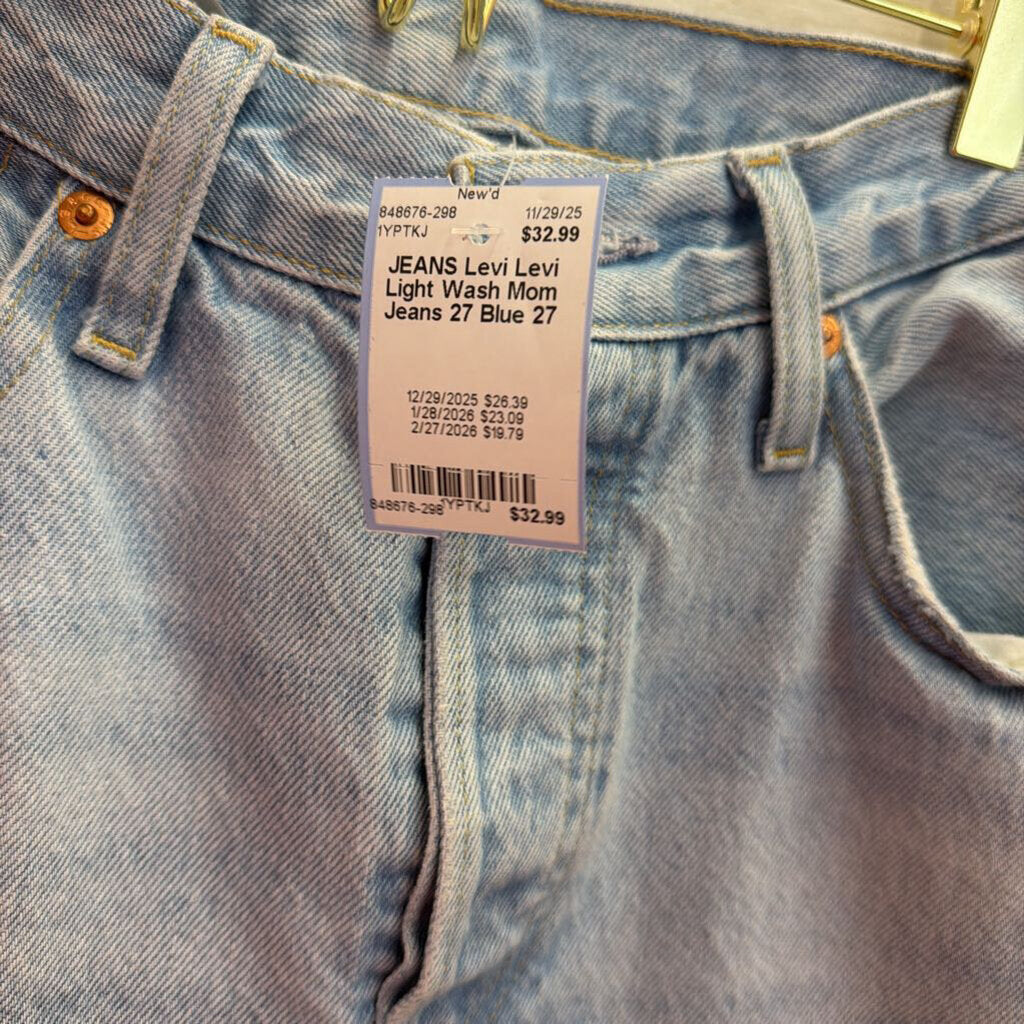 Levi Light Wash Mom Jeans 27