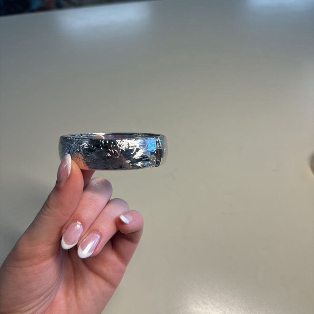 Silver Toned Etched Hinge Bracelet