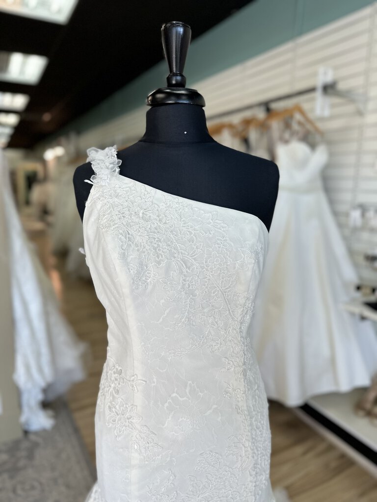 Vera Wang Ivory Soft Tulle/Lace Oneshoulder Bridal Gown 12