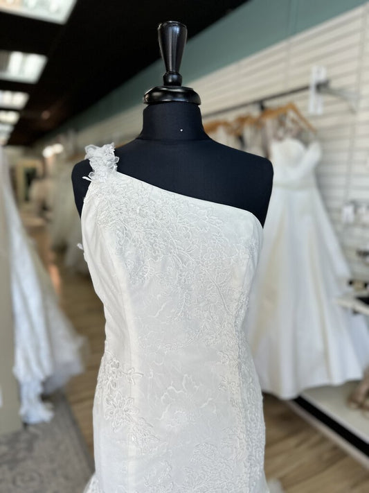 Vera Wang Ivory Soft Tulle/Lace Oneshoulder Bridal Gown 12