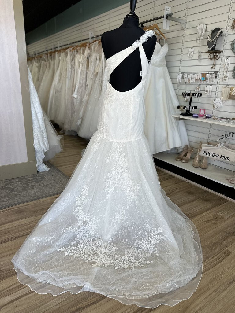 Vera Wang Ivory Soft Tulle/Lace Oneshoulder Bridal Gown 12