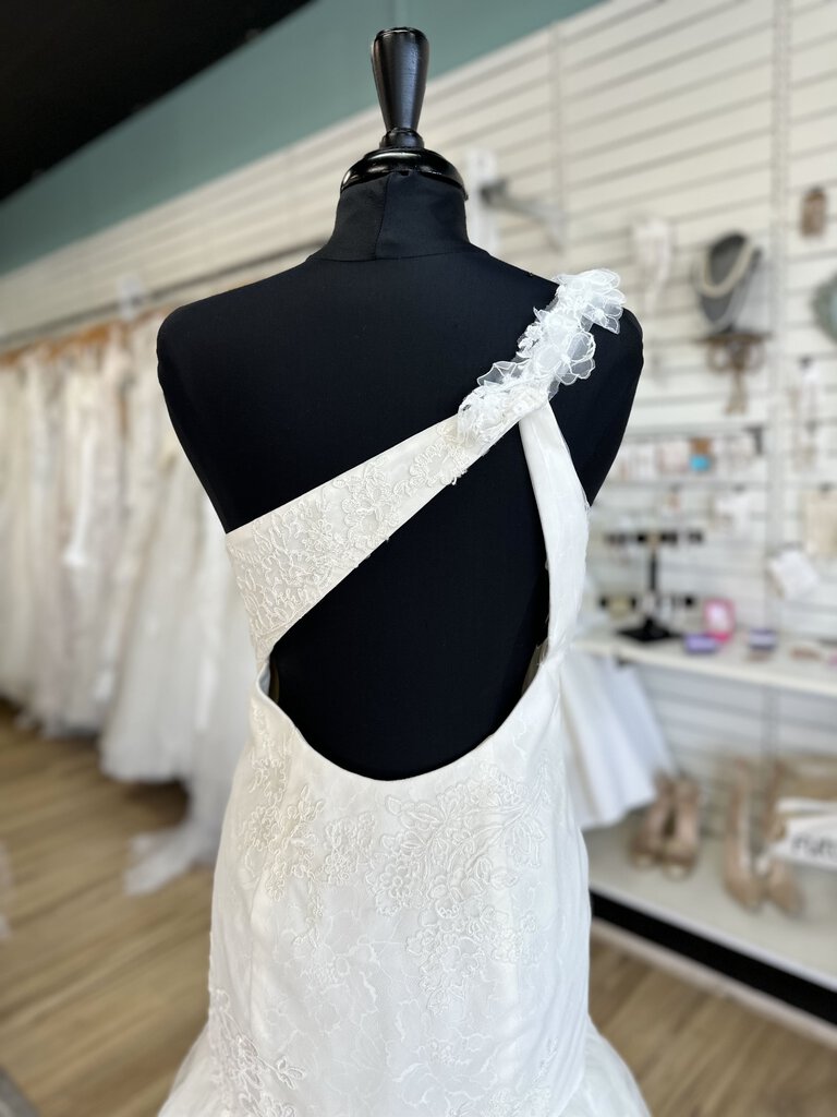 Vera Wang Ivory Soft Tulle/Lace Oneshoulder Bridal Gown 12