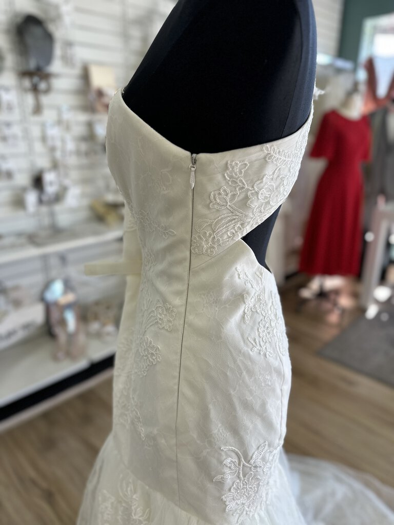 Vera Wang Ivory Soft Tulle/Lace Oneshoulder Bridal Gown 12